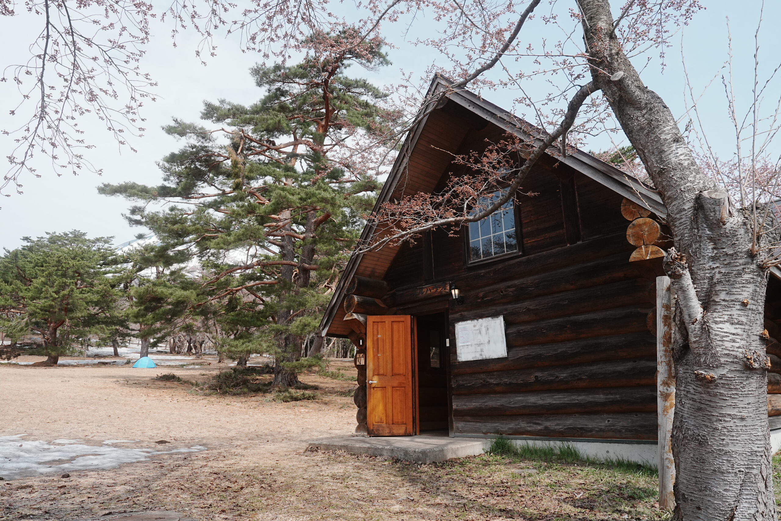 岩木山桜林公園キャンプ場・下側トイレ外観