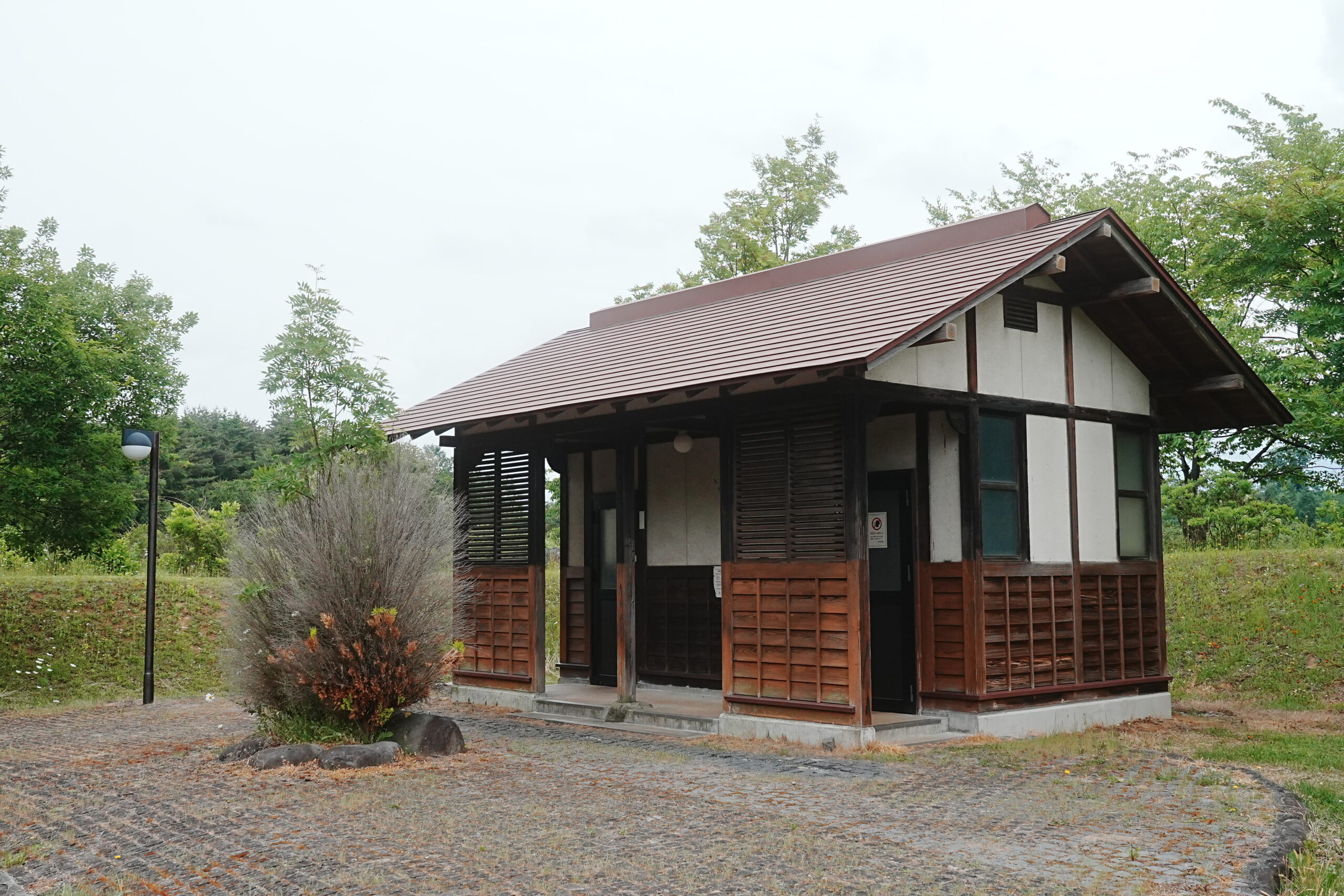 妻の神広場キャンプ場・トイレ外観