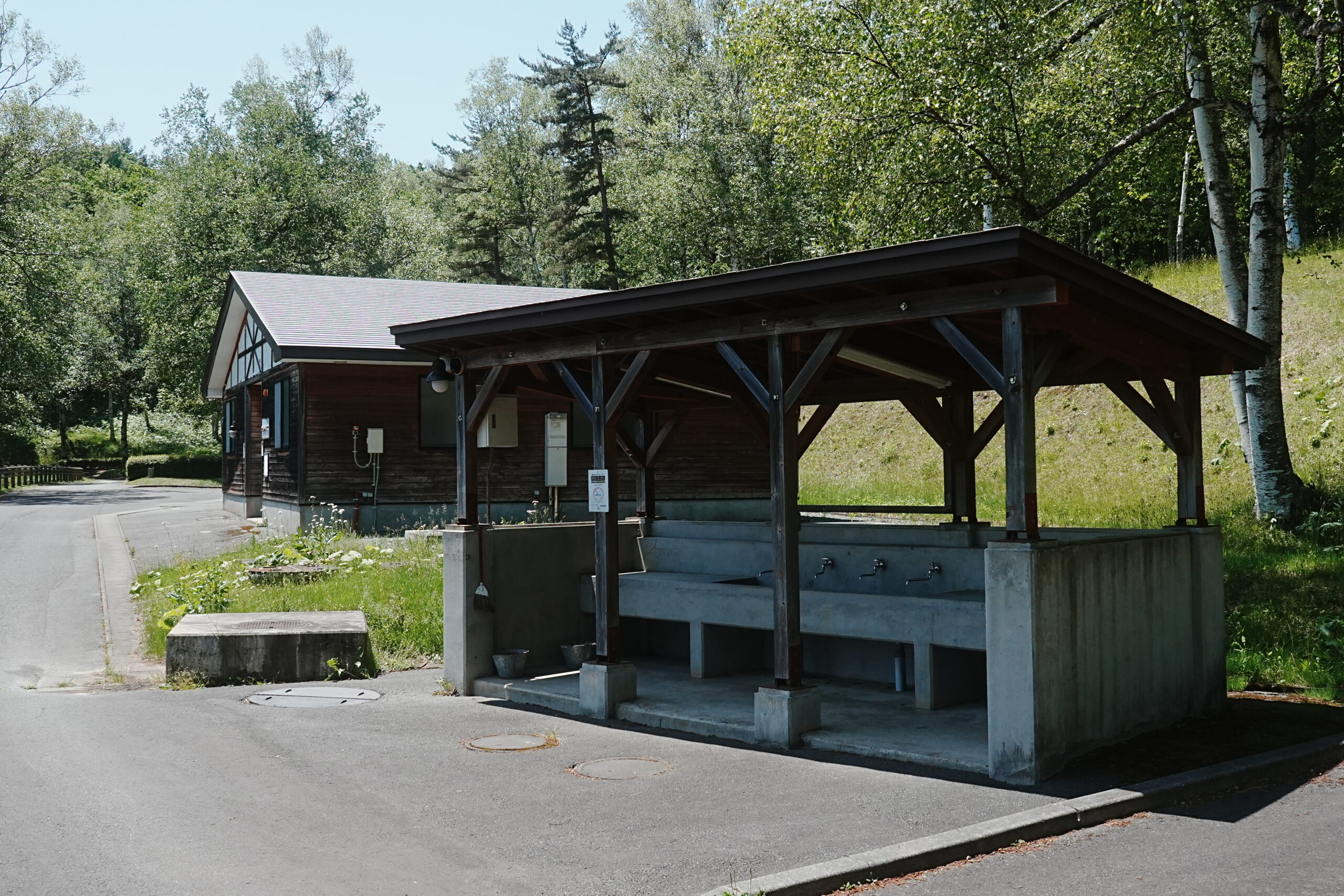 岩洞湖家族旅行村キャンプ場・オート炊事場外観