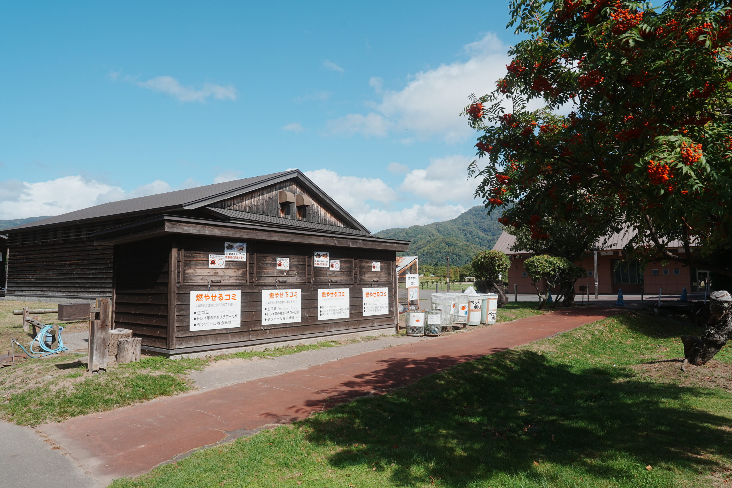 財田キャンプ場・センターハウス前ゴミ捨て場