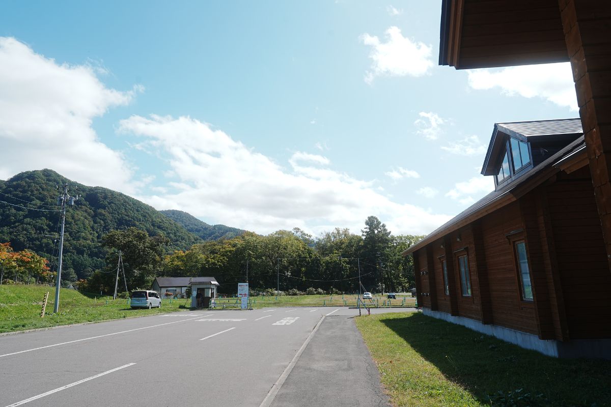 仲洞爺キャンプ場・道路　来夢人の家前