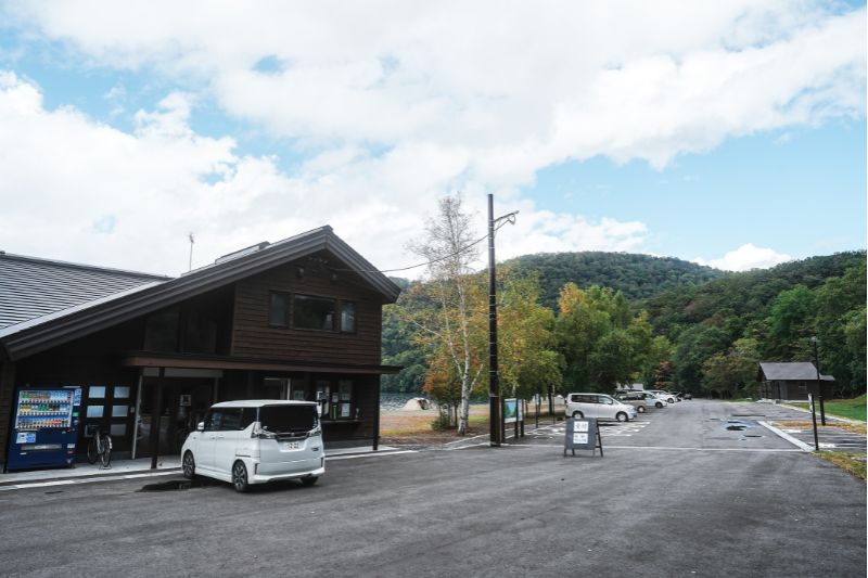 モラップキャンプ場・管理棟　キャンプ場入口