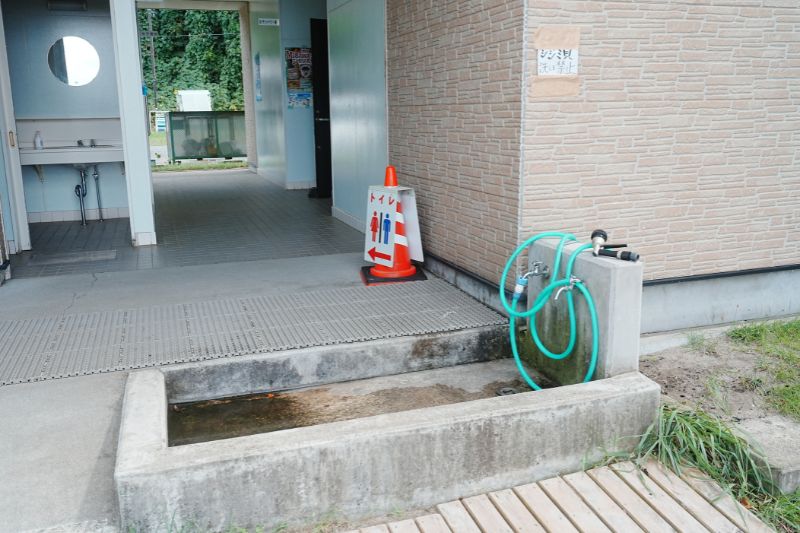 小川原湖畔キャンプ場　管理棟前　足洗い場