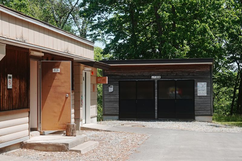 岩洞湖家族旅行村キャンプ場・管理棟　ゴミ集積所