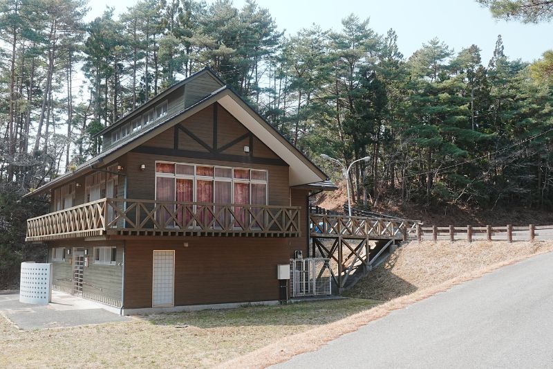 休暇村気仙沼大島キャンプ場・サニタリー棟と駐車場