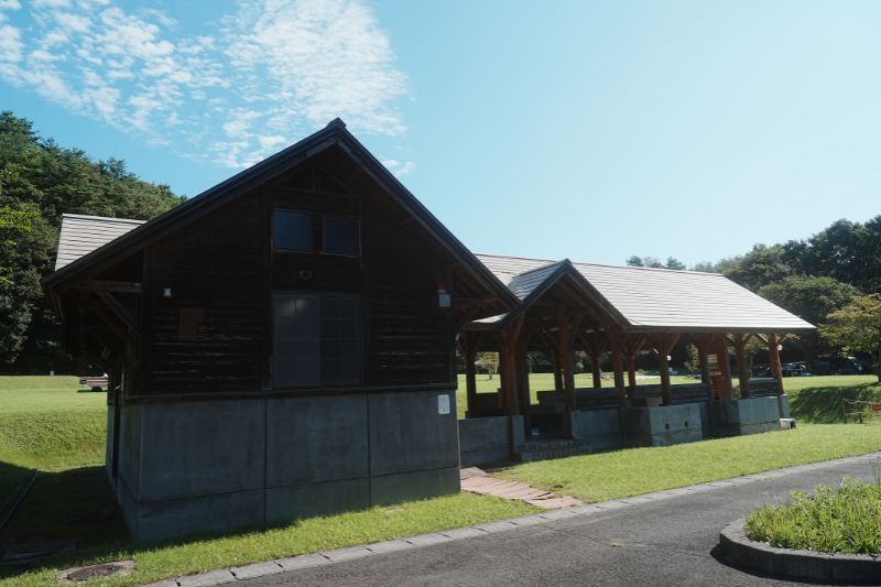 秋田県立中央公園ファミリーキャンプ場トイレ・炊事場外観