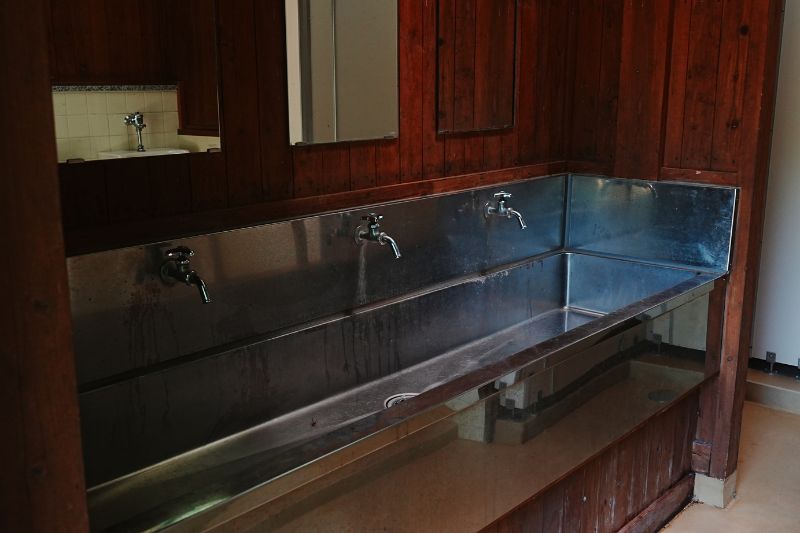 岩洞湖キャンプ場・フリーサイト　トイレ内　洗面台