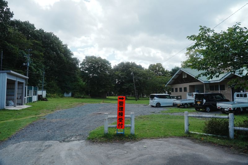 小川原湖畔キャンプ場　駐車場　管理棟裏