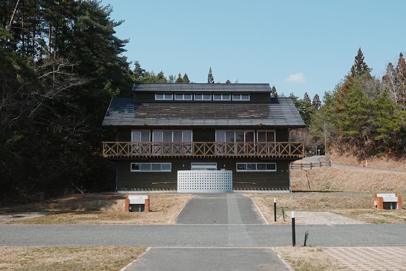 休暇村気仙沼大島キャンプ場・サニタリー棟外観