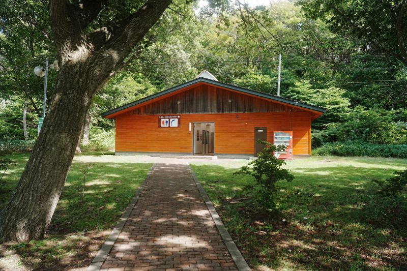 小川原湖畔キャンプ場　トイレ　シャワー棟　外観