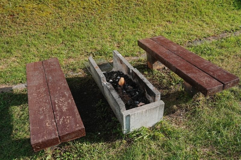 北海道・初山別みさき台公園キャンプ場 バンガロー前 灰捨て場