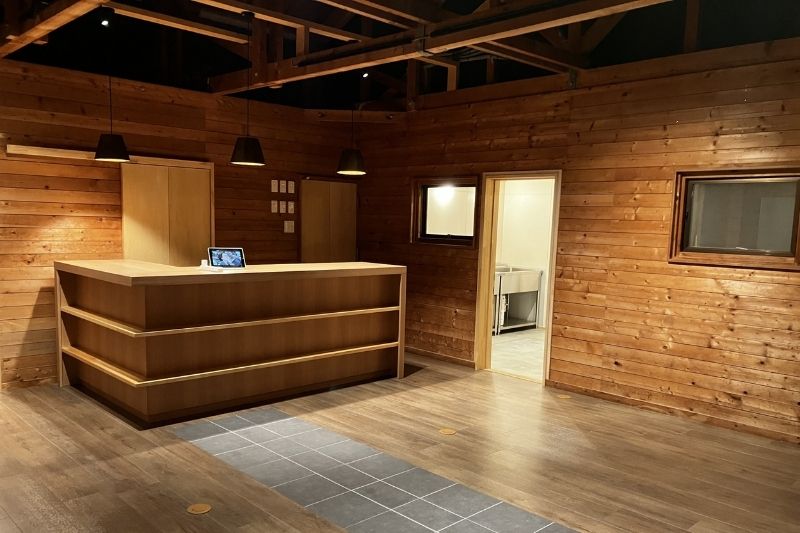 北海道・OHNUMA CAMPBASE 管理棟内 受付