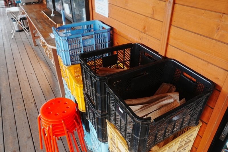北海道・星に手の届く丘キャンプ場 富良野ジンギスカン ひつじの丘 本店 店内 薪