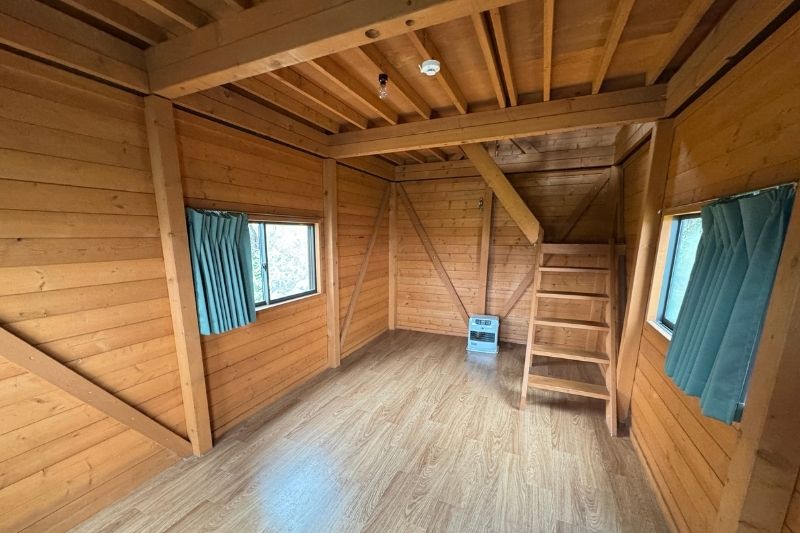 北海道・星に手の届く丘キャンプ場　４人用大型ロフト付き バンガロー　内観１