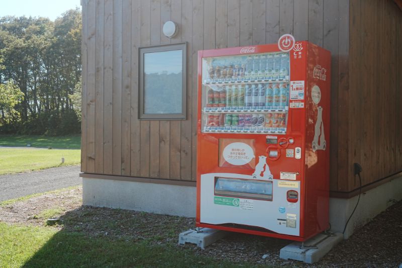 北海道・OHNUMA CAMPBASE トイレ・炊事場横 自販機