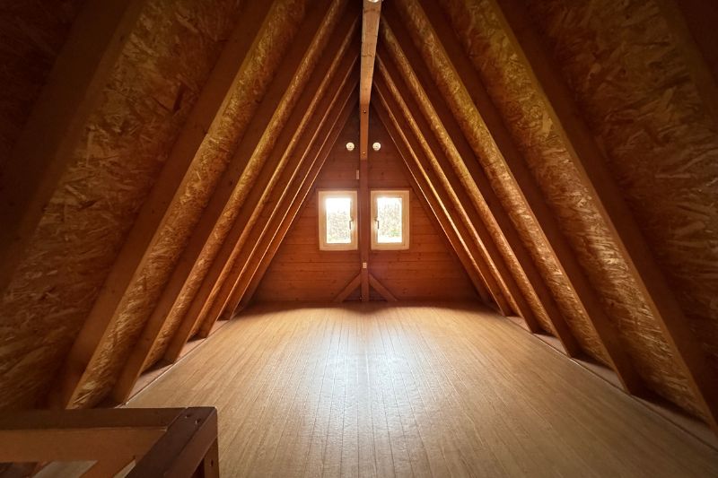 北海道・星に手の届く丘キャンプ場　４人用大型ロフト付き バンガロー　内観２