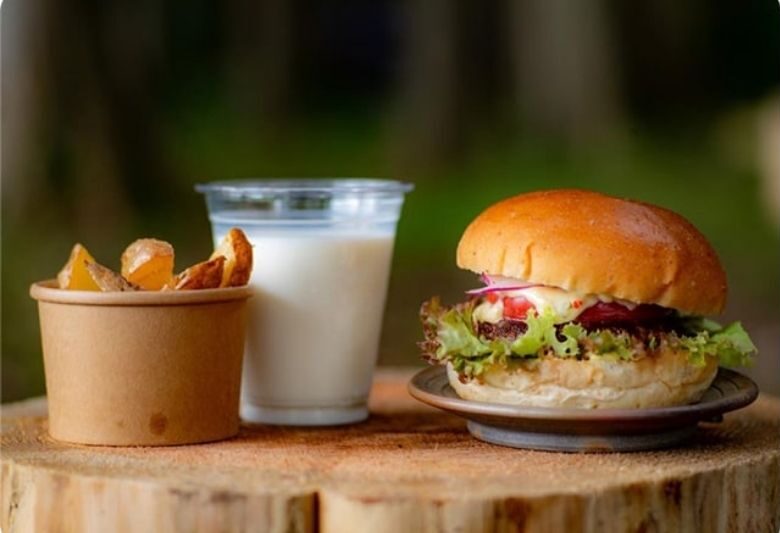 ふもとっぱらキャンプ場 豚鹿豚鹿豚鹿バーガー