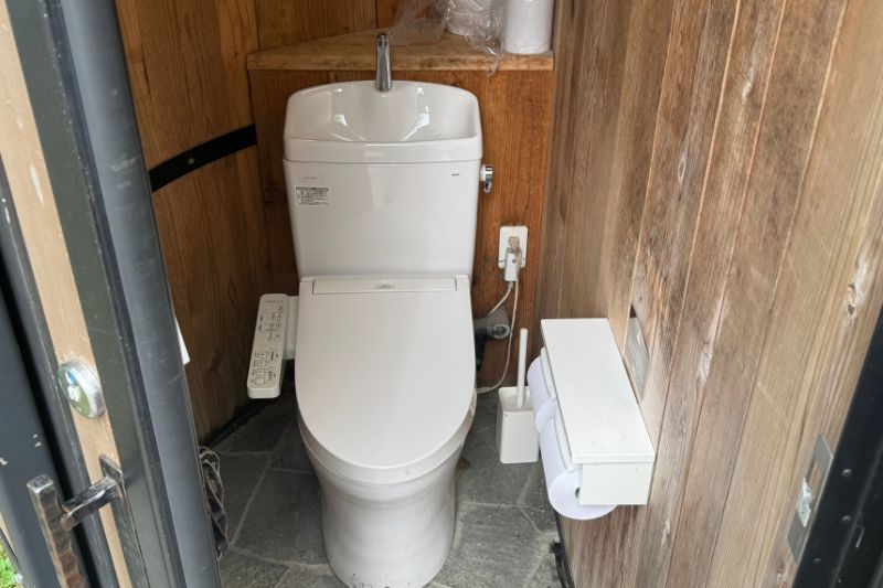 ふもとっぱらキャンプ場 金山キャビン 横 トイレ 内観2