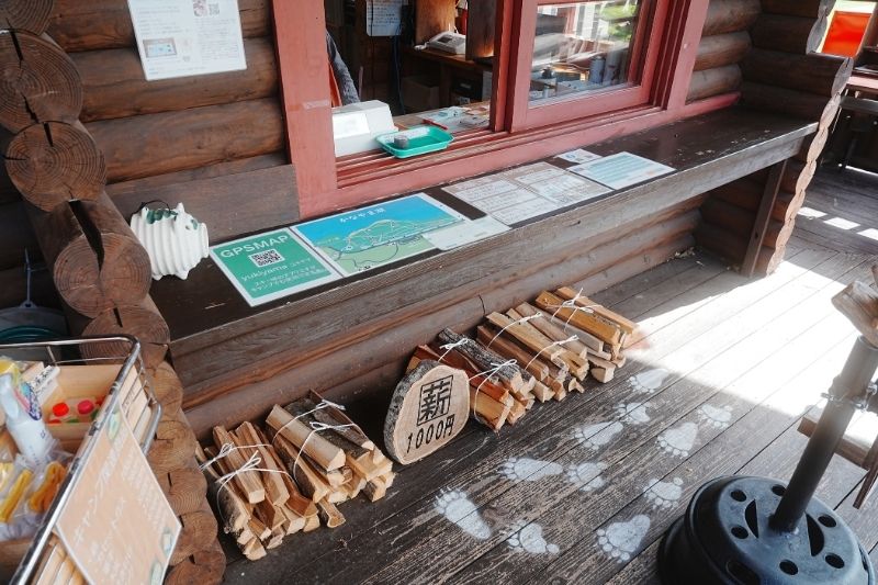 かなやま湖畔キャンプ場 受付 管理棟 薪販売