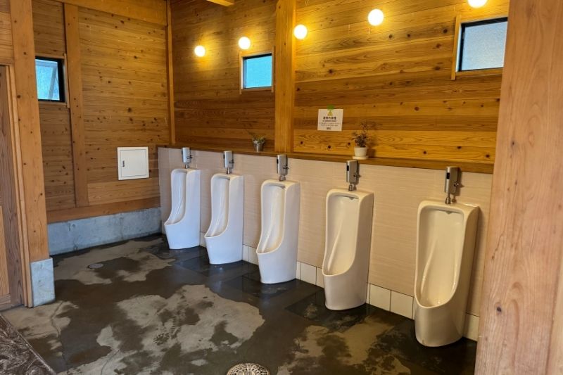 ふもとっぱらキャンプ場 草原中央トイレ 内観1