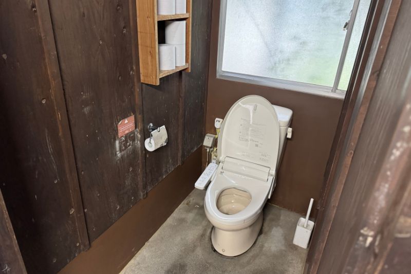 ふもとっぱらキャンプ場 牛舎トイレ 内観2