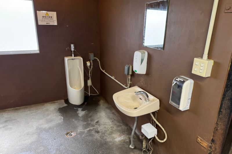 ふもとっぱらキャンプ場 牛舎トイレ 内観1 洗面台