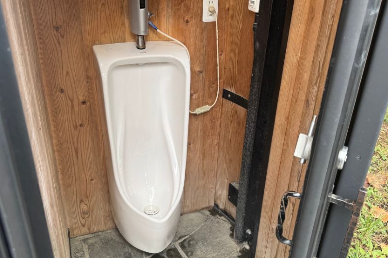 ふもとっぱらキャンプ場 金山キャビン 横 トイレ 内観1