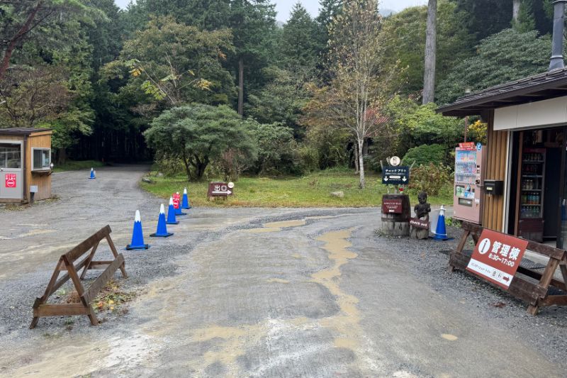 ふもとっぱらキャンプ場 チェックアウト 管理棟前