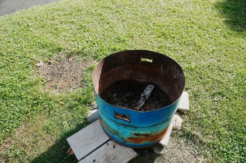 かなやま湖畔キャンプ場 炊事場横 灰捨て場