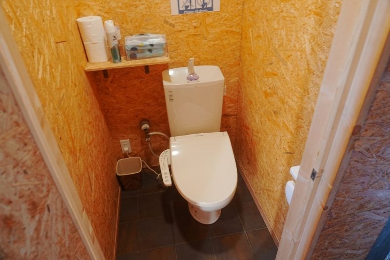 スリーストーンキャンプ場　A〜D ウッドデッキ　W〜Zサイト　トイレ２