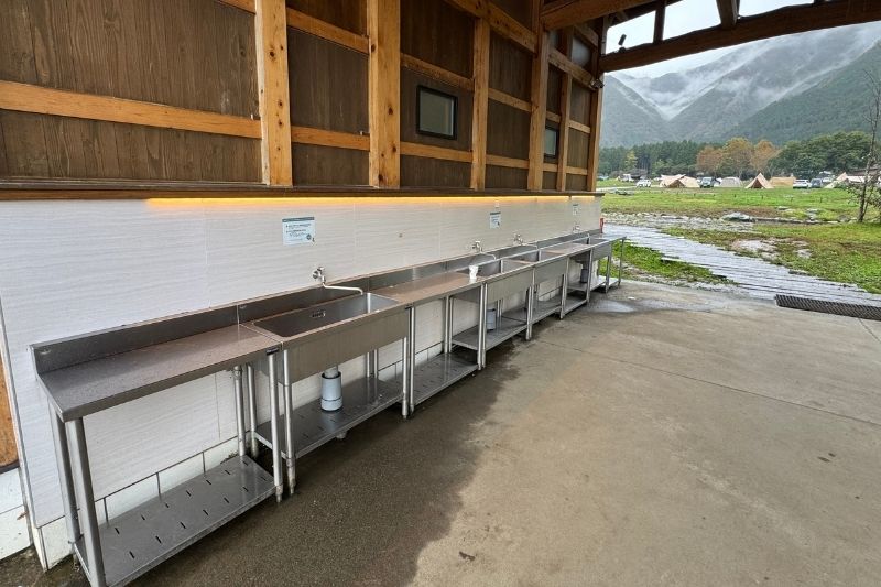 ふもとっぱらキャンプ場 草原中央トイレ 炊事場