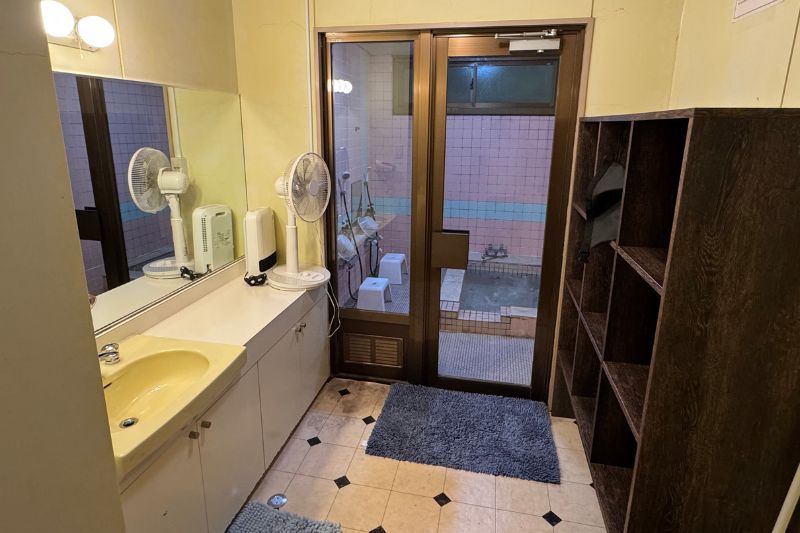 浩庵キャンプ場　本栖湖セントラルロッジ浩庵内　お風呂　脱衣所　洗面台