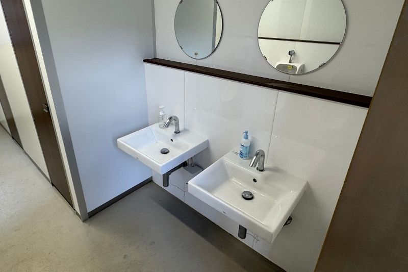 とことん山キャンプ場　サニタリー棟　洗面台