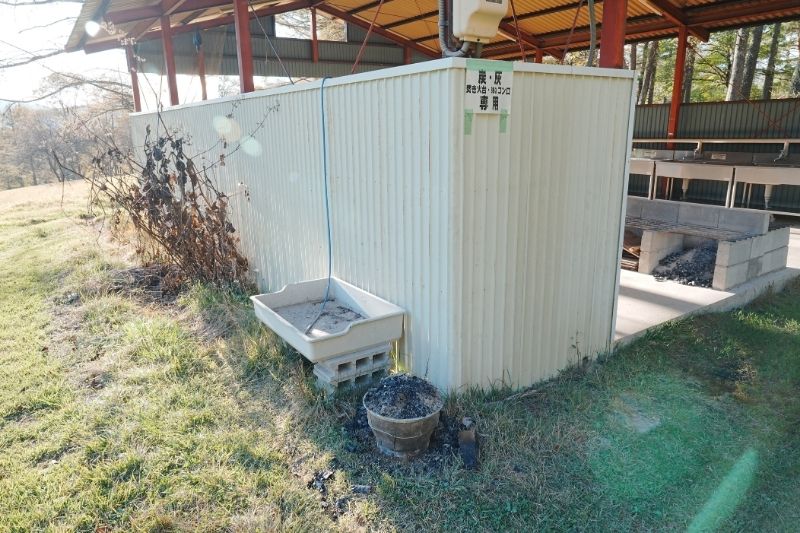 五光牧場オートキャンプ場 第1炊事場 灰捨て場 BBQ台 焚き火台 洗い場