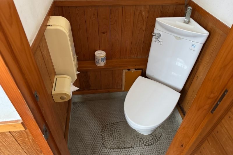とことん山キャンプ場　場内トイレ　内観２　