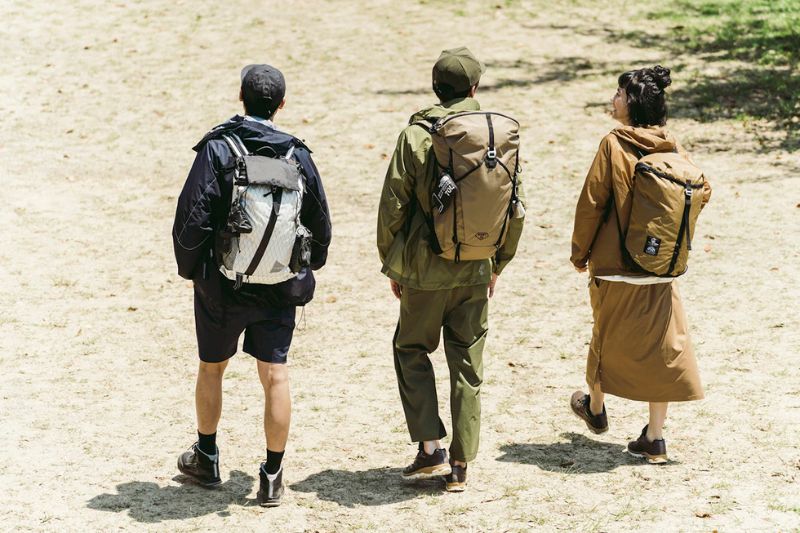 アウトドア　ワントーン　コーデ