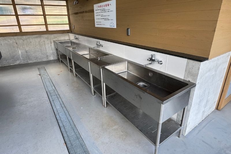 とことん山キャンプ場　サニタリー棟　炊事場
