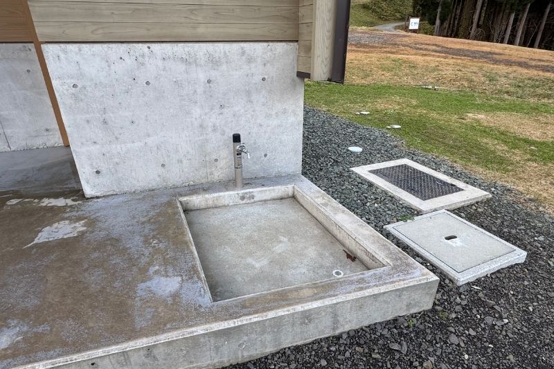 とことん山キャンプ場　サニタリー棟　洗い場