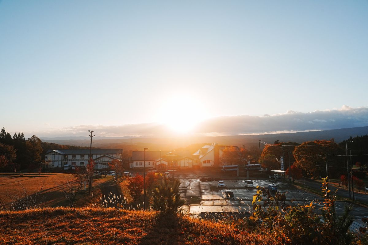 岩手・backyard camp　芝生サイト　景色　朝日