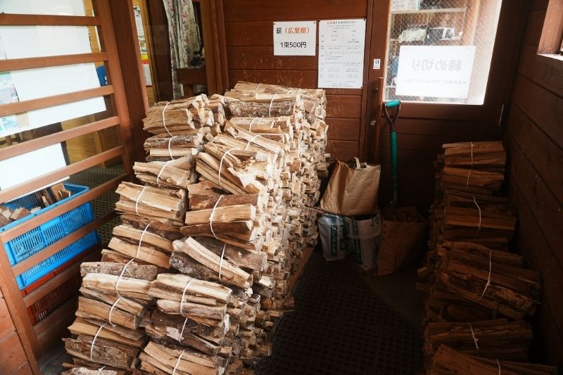 とことん山キャンプ場　駐車場　管理　受付棟　薪　販売