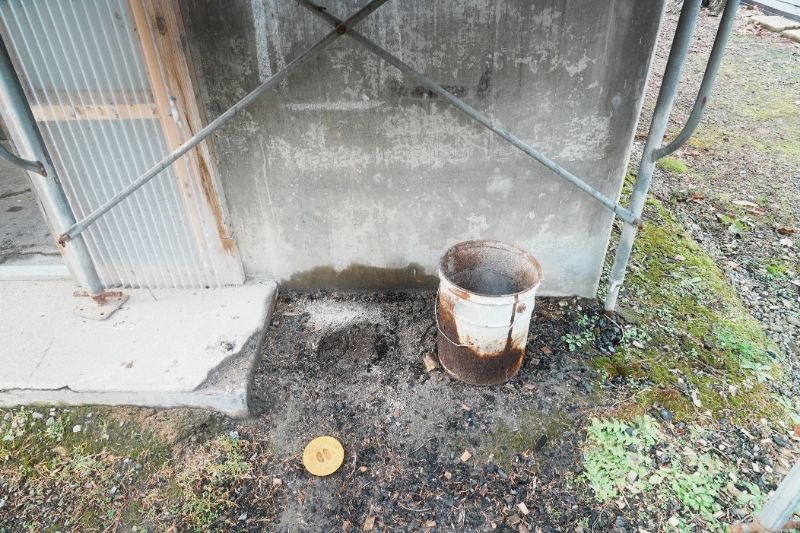 とことん山キャンプ場　炊事場前　灰捨て場