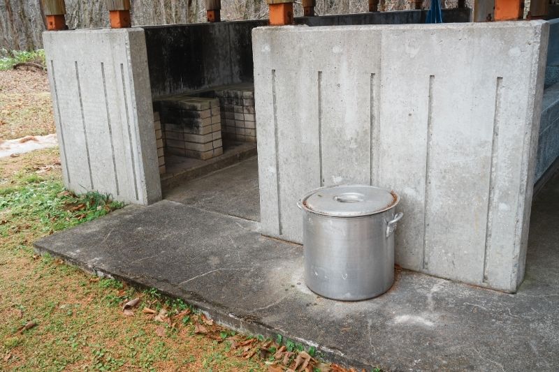 じゅんさい沼キャンプ場　炊事場２　灰捨て缶