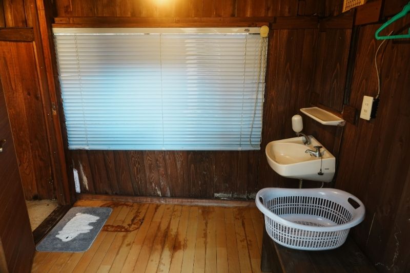 じゅんさい沼キャンプ場　シャワー棟　脱衣所　洗面台