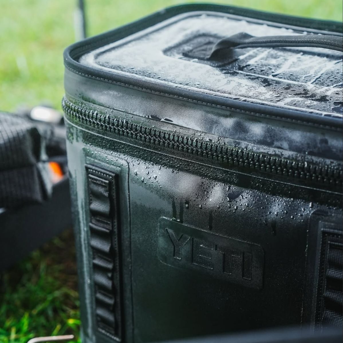 YETI Hopper Flip 18 イエティ ホッパー フリップ 18 オールブラック　使用シーン