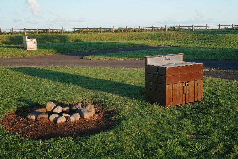 北海道　とままえ夕陽ヶ丘オートキャンプ場　芝生　直火炉　炊事場