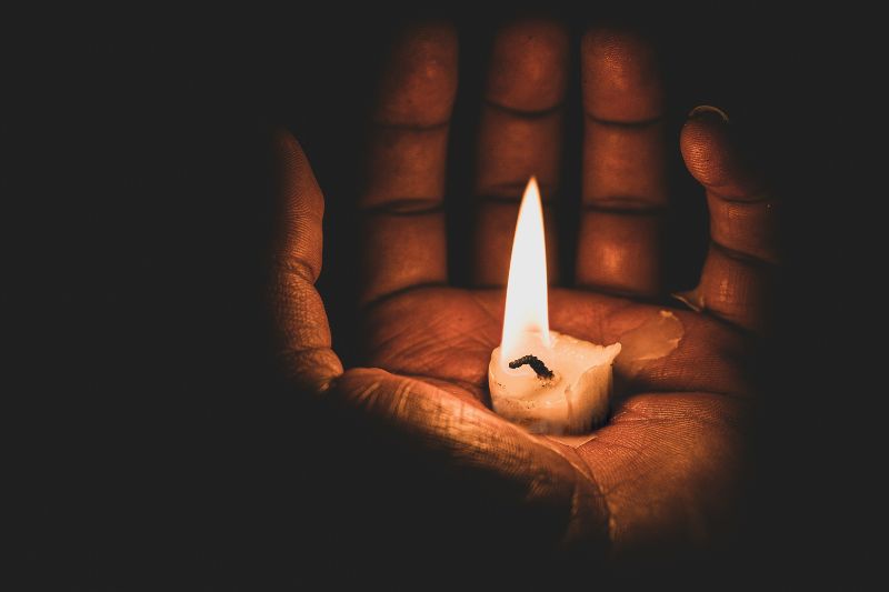 節約　爪に火をともす　イメージ