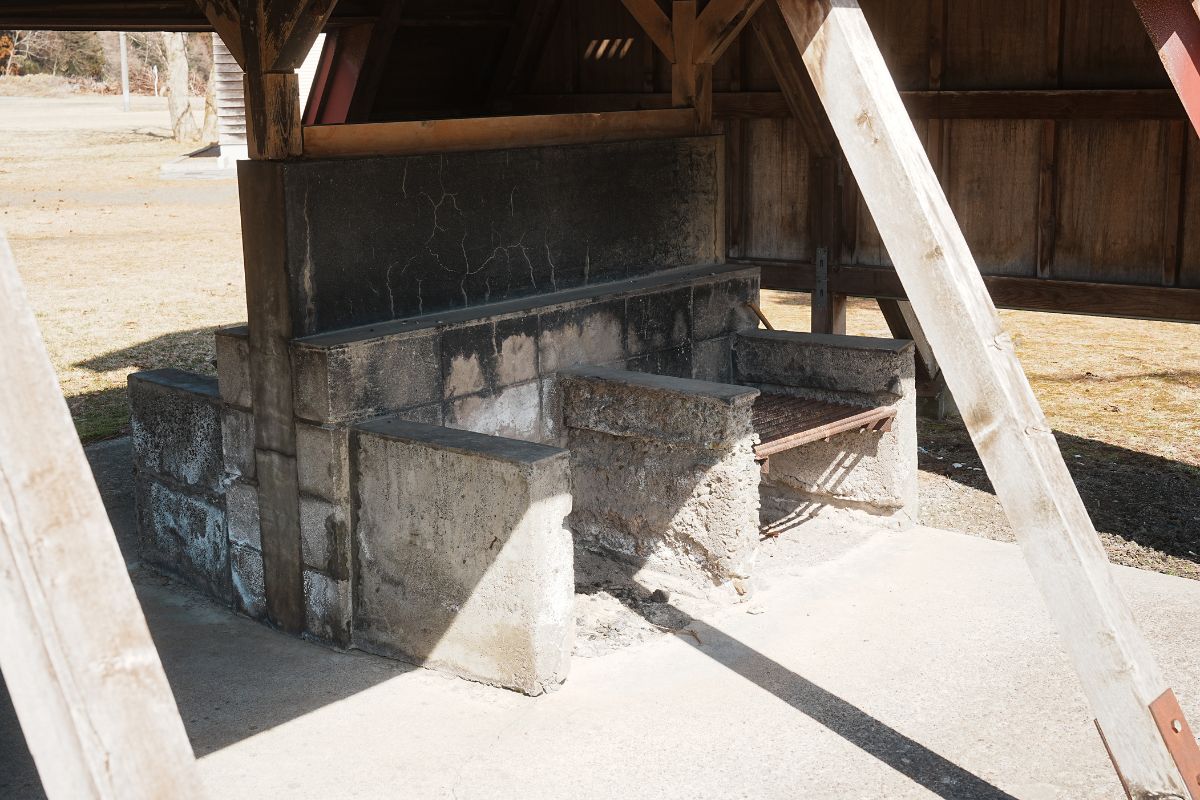 わかさぎ公園浜台キャンプ場 芝生サイト 炊事場 灰捨て場