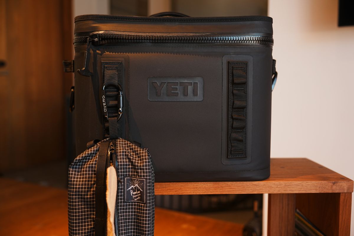 YETI Hopper Flip 18 イエティ ホッパー フリップ 18　２Lペットボトル　ループ　装着例