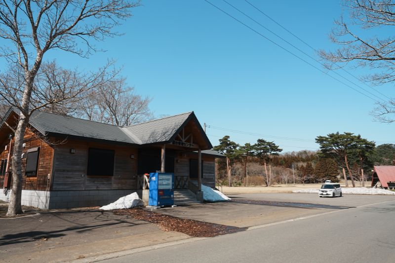 わかさぎ公園浜台キャンプ場 管理棟 駐車場 外観