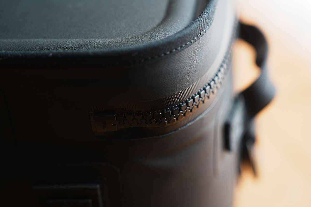 YETI Hopper Flip 18 イエティ ホッパー フリップ 18　ジッパー